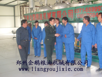 意大利軍界領(lǐng)導視察我公司榨油機設(shè)備生產(chǎn)現(xiàn)場